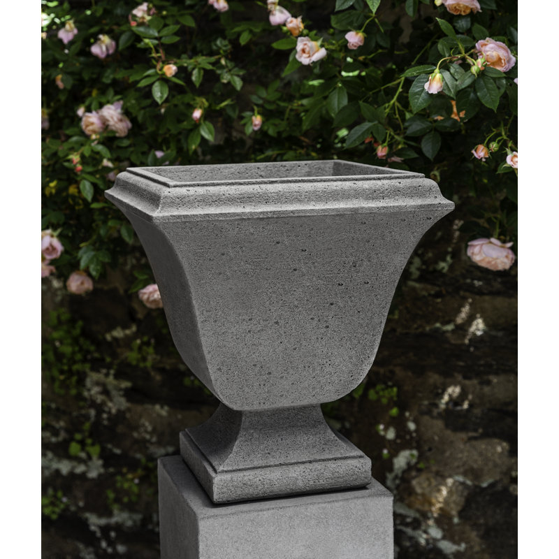 Pot de fleurs urne en pierre Trowbridge, Pierre alpine, H 14,25 po x l 13 po x P 13 po