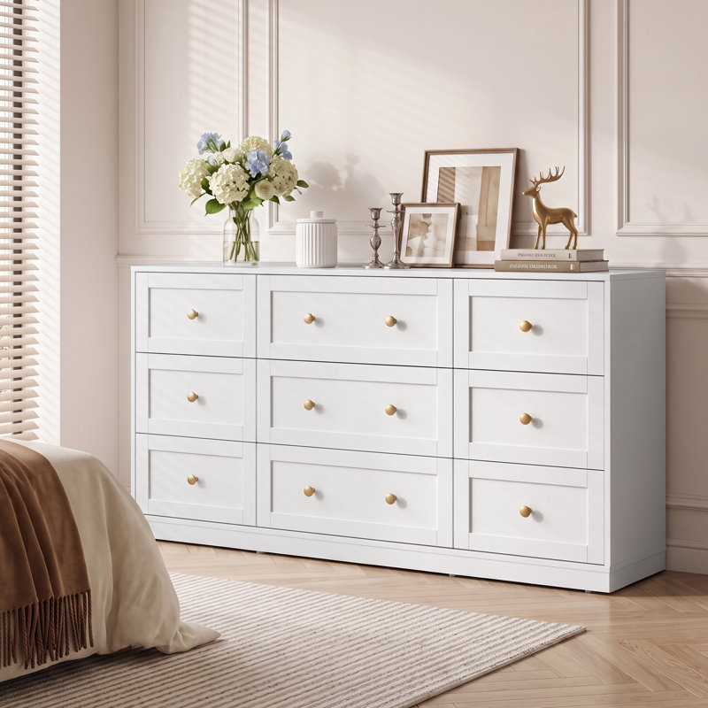 Commode blanche à 9 tiroirs avec poignées dorées Yokota, coffre de rangement moderne de l 59 po pour chambre à coucher, salon et chambre de bébé