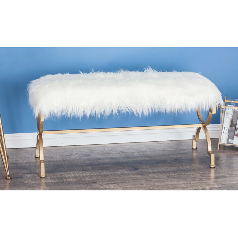 Banc en métal doré Lynmouth avec plateau en fausse fourrure blanche 42 po x 17 po x 20 po