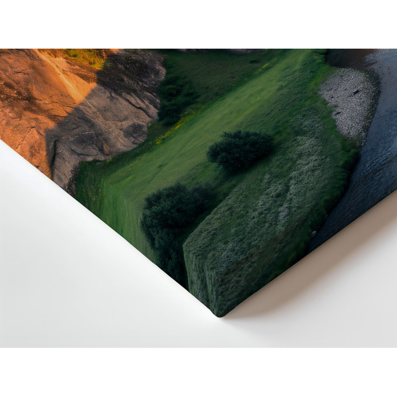 Toile, "Un paysage dramatique se déploie avec des formations rocheuses imposantes", H 30 po x l 30 po