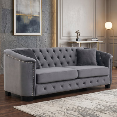Canapé Chesterfield 77 po en velours capitonné avec garniture cloutée et coussins décoratifs