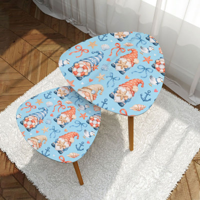 Ensemble de 2 tables basses gigognes triangulaires modernes, décorées de gnomes de plage et de coquillages, style nautique, style milieu du siècle. Tables d'appoint empilables, petites tables de chevet pour salon, chambre, appartement et décoration intérieure.