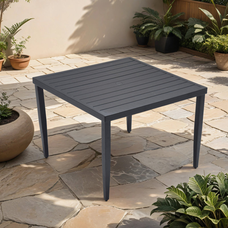 Table de patio noire Ember 40 po x 40 po - aluminium, rouille légère, aspect contemporain
