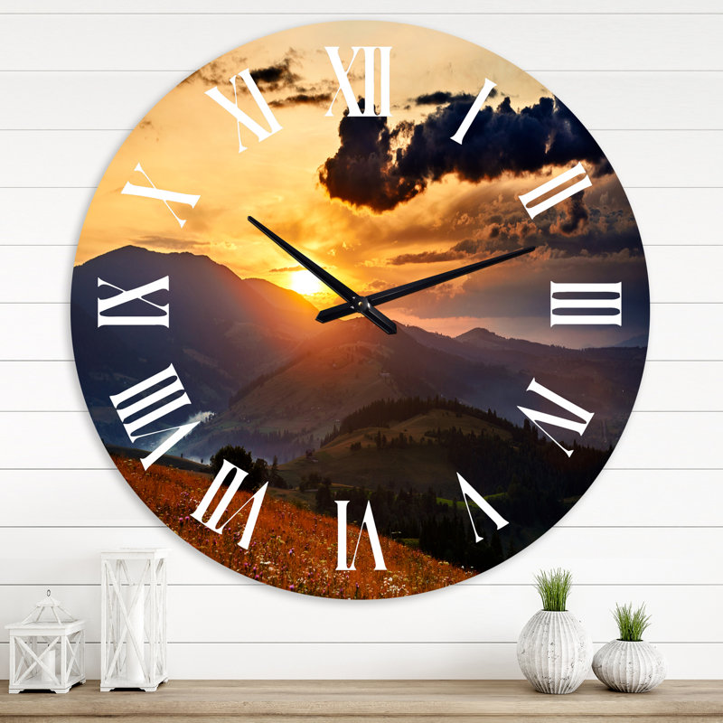 Horloge murale traditionnelle prairie de fleurs sauvages et coucher de soleil doré dans les Carpates, Moyen