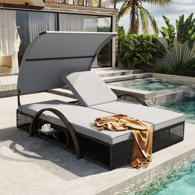Chaise longue d'extérieur en acier avec dossier réglable, lit double de patio avec table d'appoint cachée et accoudoirs arqués, convient pour la terrasse de la piscine, le jardin et la cour