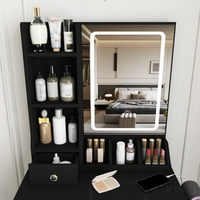 Petit meuble-lavabo avec 3 modes d'éclairage DEL à luminosité réglable, 3 tiroirs et plusieurs tablettes de rangement ouvertes, un support pour sèche-cheveux et une prise de courant, et un fauteuil