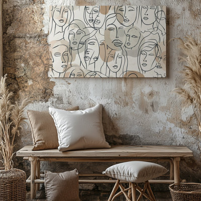 La toile crée un motif sans couture mettant en vedette des visages abstraits au mur dans des tons doux et discrets de toile beige et crème