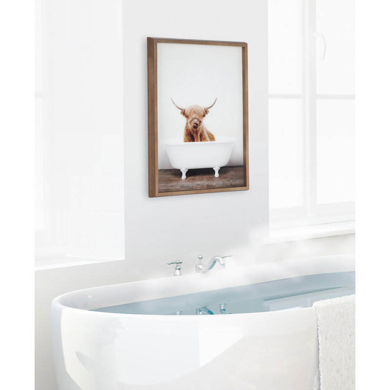 «Highland Cow in Tub Color» par Amy Peterson, art mural en verre encadré, Brun