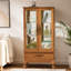 Vitrine lumineuse - Vitrine élégante en verre avec tablettes réglables, 2 portes et 1 tiroir - Buffet de rangement pour le vin avec ampoule incluse - Finition chêne clair