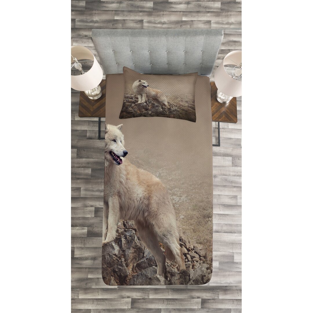 Gestepptes Bettdecken-Set, White Wolf auf den Felsen, Tier, Warm Taupe