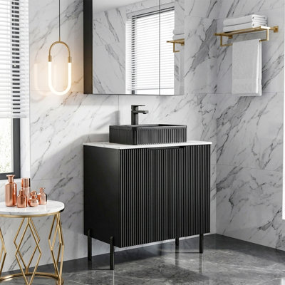 Meuble-lavabo simple moderne de 30 po de largeur avec lavabo en céramique noire, comptoir en pierre frittée et portes à fermeture douce.