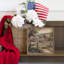 Drapeaux sur une clôture en bois