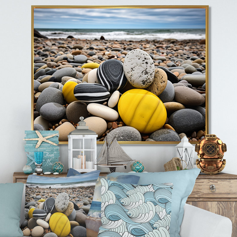 Coquillage jaune gris Alyosha sur la plage - plage de sable, Cadre doré à une seule photo, H 24 po x l 32 po x P 1 po