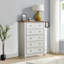 Commode moderne avec 5 tiroirs, poignées en métal et surface en grain de bois Jazmina
