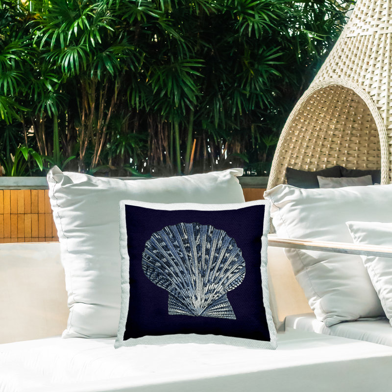 Coussin d'extérieur imprimé coquille marine et blanc vieilli par Vision Studio