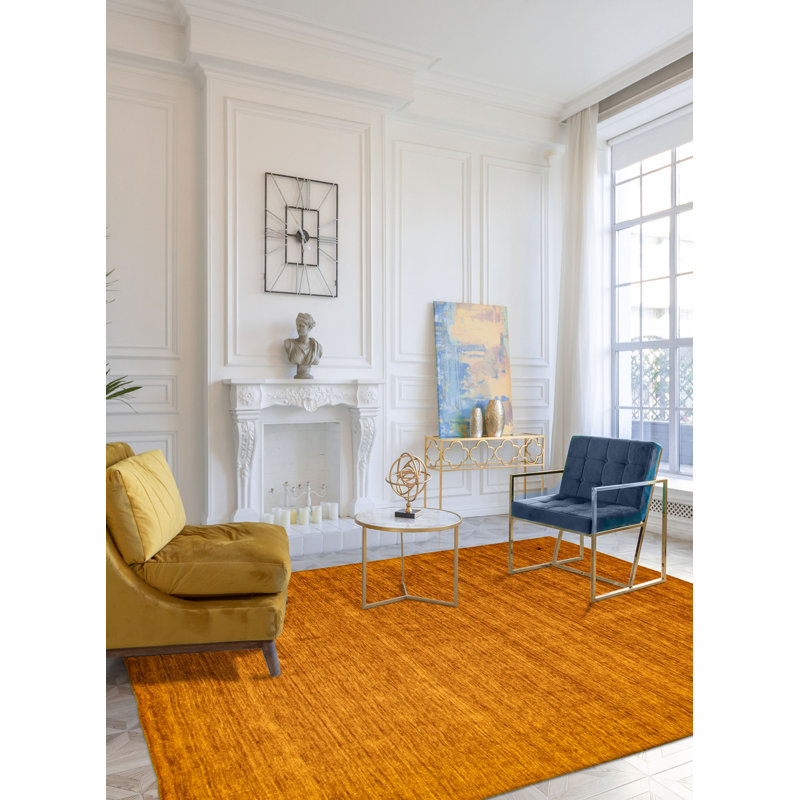 Les tapis Gabbeh sont fabriqués à la main avec des poils très hauts et des motifs très simples et stylisés.
