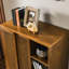Armoire de couloir spacieuse avec pieds en bois massif et tablettes réglables - étagère à vin moderne Mid-Century