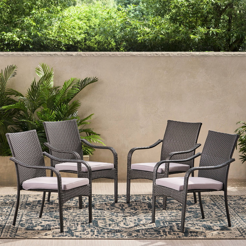 Chaises extérieures empilables en PE gris avec structure en fer, coussins argentés, conception de sièges confortables pour une utilisation en patio