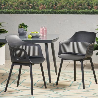 Chaise d'extérieur Dahlia: look contemporain. Chaise en polypropylène noir, H 33 po x l 22,5 po x P 21,5 po - Dahlia:, attrait moderne. X P 21,5 po