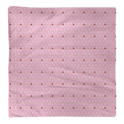 Serviette triangulaires à la main en hol de la fête