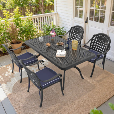 Ensemble de salle à manger rectangulaire pour patio 4 personnes, 170 cm de long, avec trou pour parasol, 4 chaises empilables avec coussins bleus