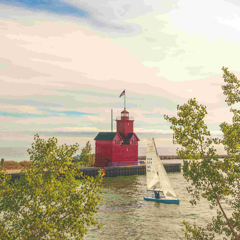 Phare rouge et bateau par - on, H 36 po x l 36 po