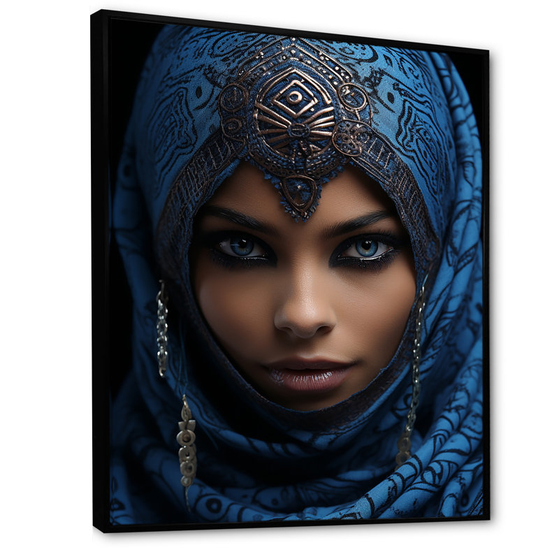 Portrait d'une femme arabe touareg bleue, Cadre flottant noir, 44" H x 34" W
