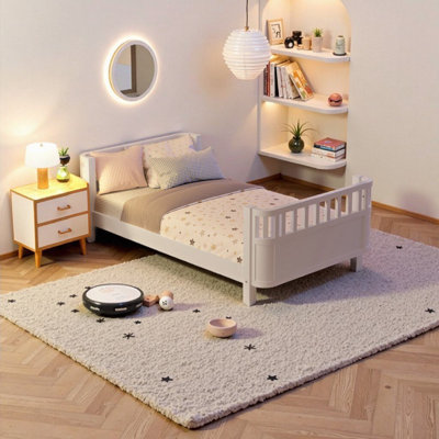Structure de lit simple moderne en bois massif à profil bas pour enfant avec rails convertibles de sécurité et conception minimaliste - lit plateforme sécuritaire