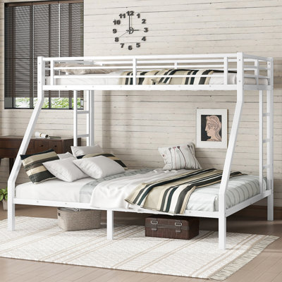 Lit superposé simple au-dessus de grand lit en métal avec double échelle, conception silencieuse et rangement sous le lit pour une économie d'espace.