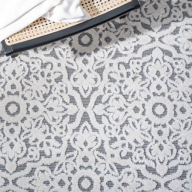 Ivory and Grey Floral Synthetic Indoor/Outdoor Area Rug 4'5" x 6'5"