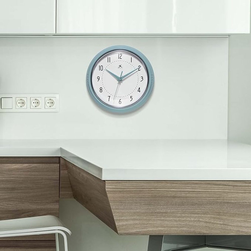 Horloge murale d'intérieur ronde 9,5 pouces Infinity Instruments, bleu bébé