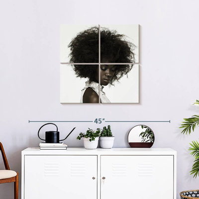 Femme aux cheveux bouclés
