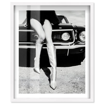 «Mustang and bottes Shadowbox Print», art mural par Notoriart, cadre en chêne naturel, 24 x 30