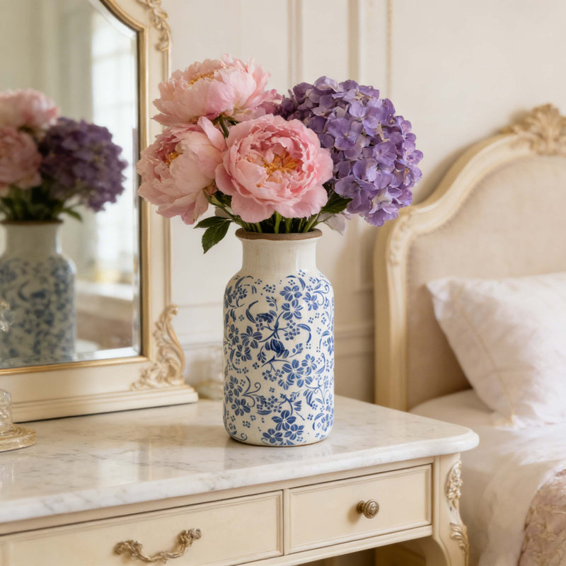 Vase en céramique bleu et blanc avec motifs floraux traditionnels, H 12,5 po x l 5,7 po x P 5,7 po