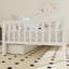 Lit plateforme en bois avec garde-corps des deux côtés de style minimaliste avec deux tiroirs de rangement et une tête de lit-1033805999-1033805997