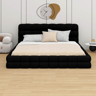 Lit plateforme tapissier grand format - revêtement doux pour une ambiance de chambre à coucher confortable