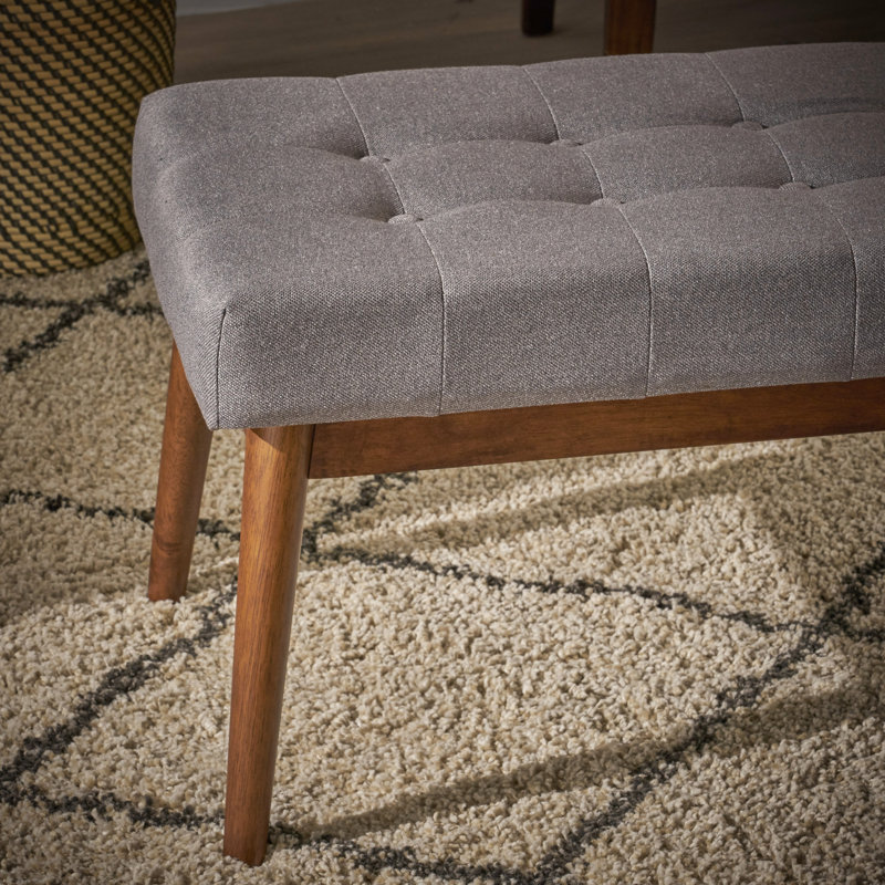 Style Mid-Century en gris - tissu doux, pieds en bois d'hévéa, finition noyer pour le salon, ajoutant une touche classique à