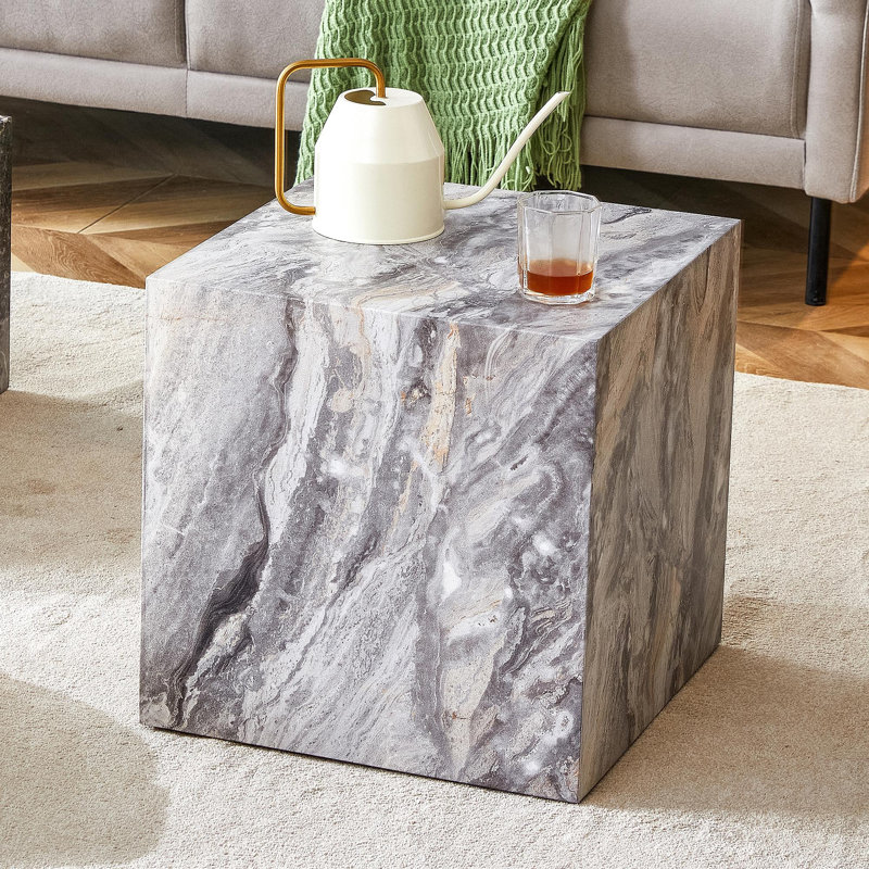 Rehaussez votre espace de vie avec cette table basse moderne en bois aggloméré, qui met en valeur des motifs texturés gris. Il est caractérisé par un design élégant.
