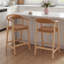 Tabouret de bar scandinave rembourré avec pieds en bois et dossier courbé-1786285508-1710128785-1710128799