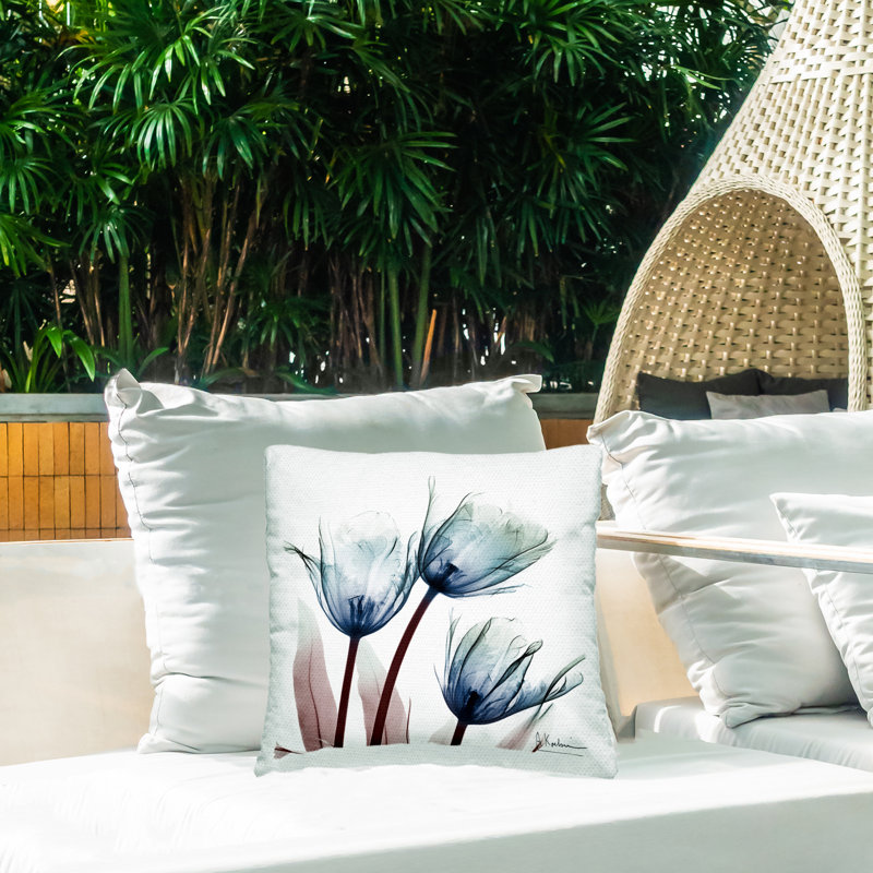 Coussin d'extérieur contemporain imprimé avec motif de tulipes bleues par Albert Koetsier