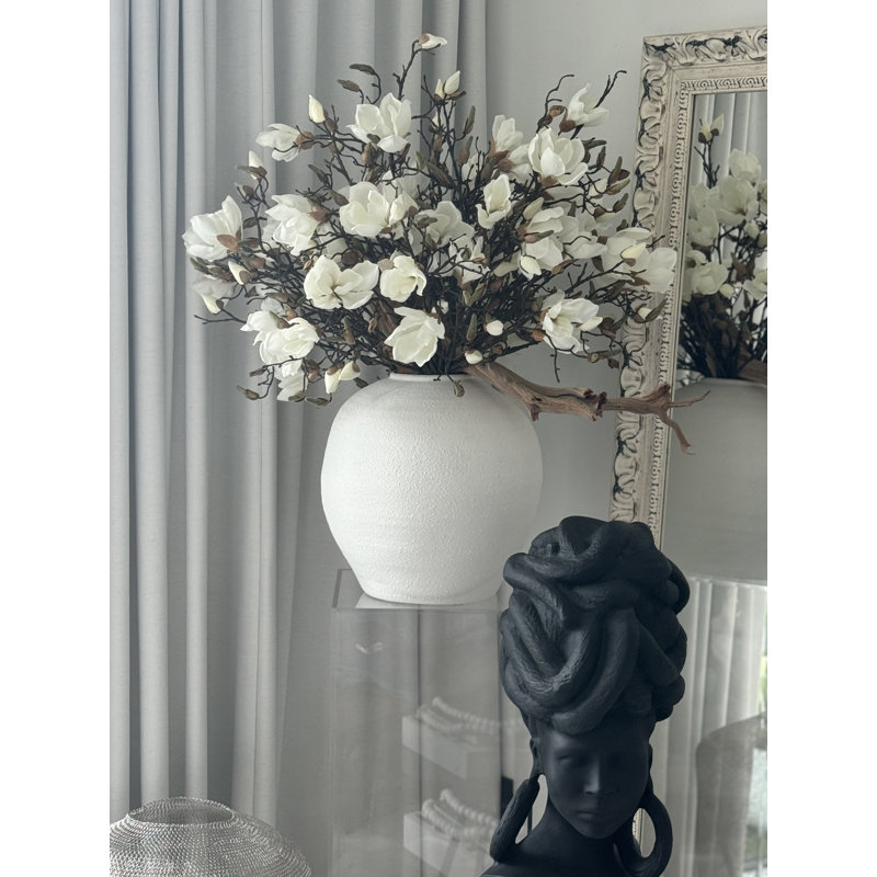 Vase Konos avec magnolias blancs