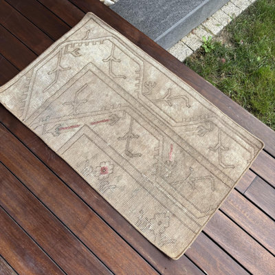 Tapis rétro en laine brun avec pompons Vintage Anatolian, idéal pour les espaces d'entrée