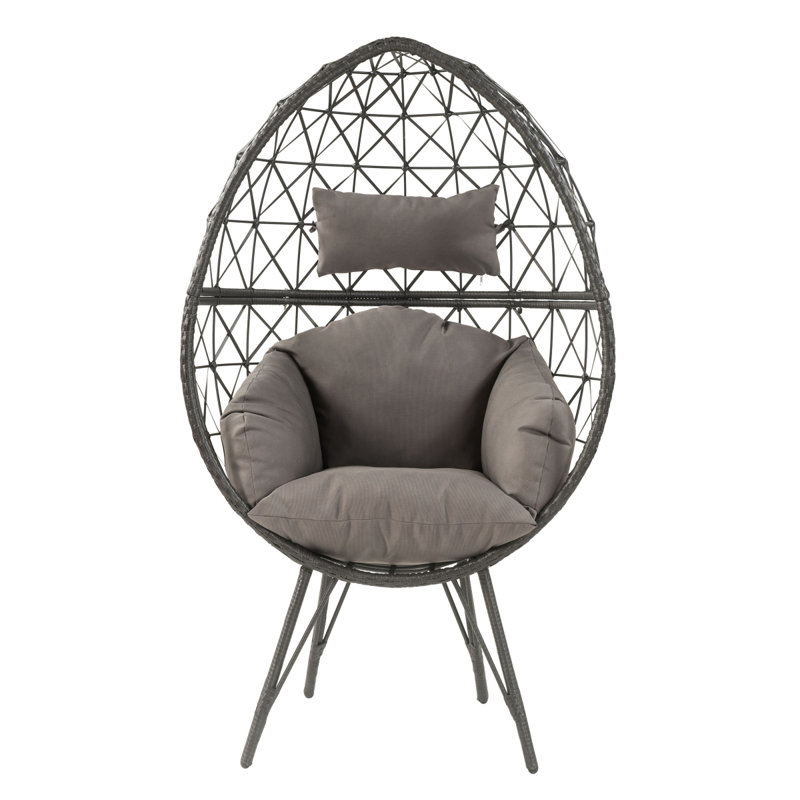 Chaise de patio gris clair et noire avec coussin rembourré