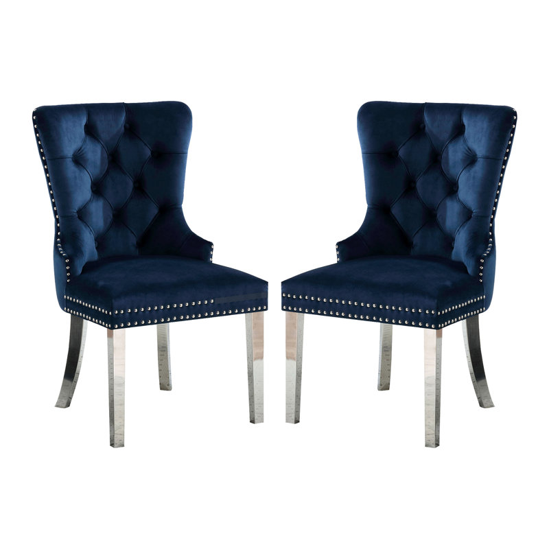 2 chaises à oreilles boutonnées bleues avec pieds et garniture cloutée, tissu, dossier et tentation