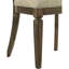 Chaise d'appoint en tissu brun et chêne vieilli 2. Siège rembourré avec coussin de 2 po de densité D22. Fabrication en bois massif. Aspect classique et polyvalent. Charmantes pattes arrières antiques. P 19 po x l 39 po x H 35 po