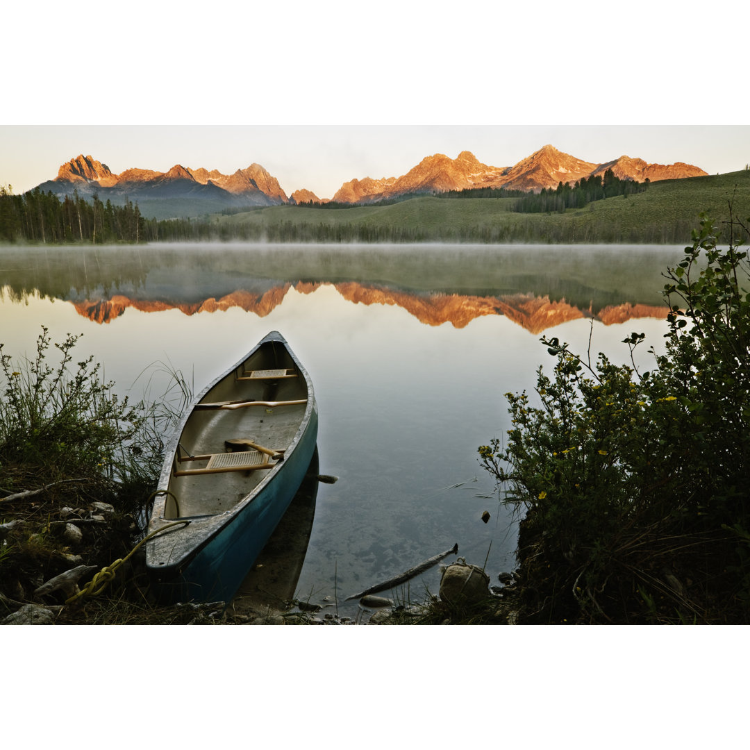 Ein altes Boot von Vkbhat - Kunstdrucke auf Leinwand ohne Rahmen