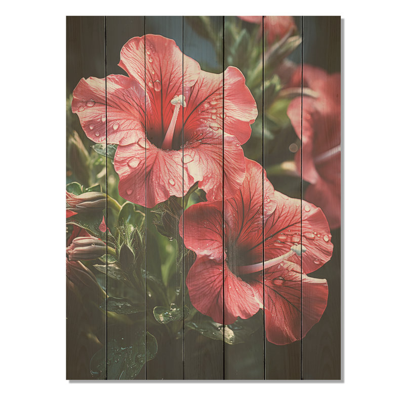 Red Petunia Parade - Pétunias sur bois, H 44 po x l 34 po