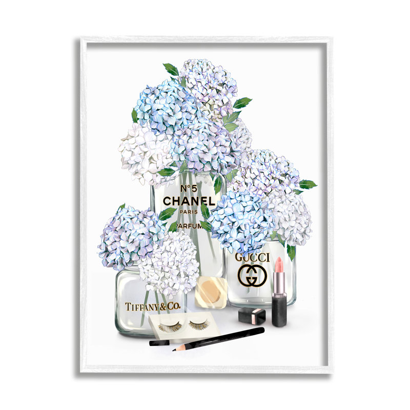 Bouteilles de parfum Glam White Blue Hydrangeas, H 30 po x l 24 po x P 1,5 po, Giclée encadrée blanc bord de mer