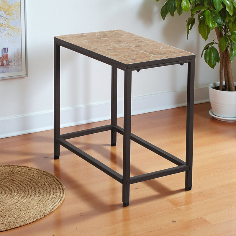 Abrea L'extrémité latérale d'une table d'appoint