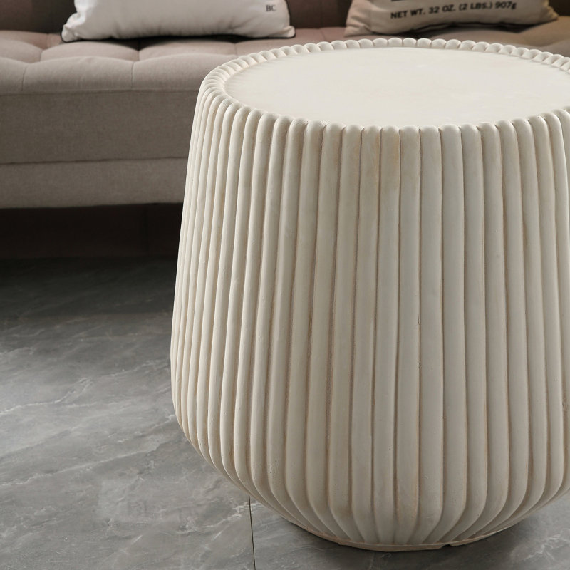 Table d'appoint effilée cannelée en magnésium avec plateau, parfaite pour un décor moderne et minimaliste